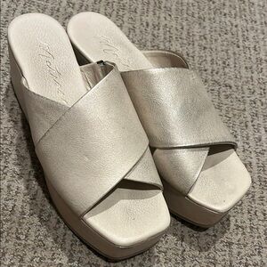 Matisse size 8 matte gold wedge sandals